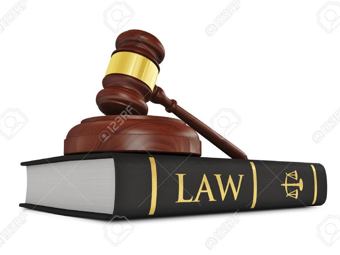 imagen de un martillo de juez sobre un libro de leyes