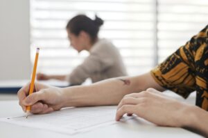 Cómo aprender a escribir sin faltas de ortografía 1 persona escribiendo con lapiz y papel scaled