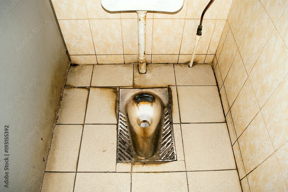 retrete sucio en bano publico