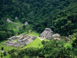 La Cosmogonía Maya: El Origen del Universo según los Antiguos Mayas 1 una ilustracion colorida de una piramide maya rodeada de selva y con el sol brillando en el cielo scaled