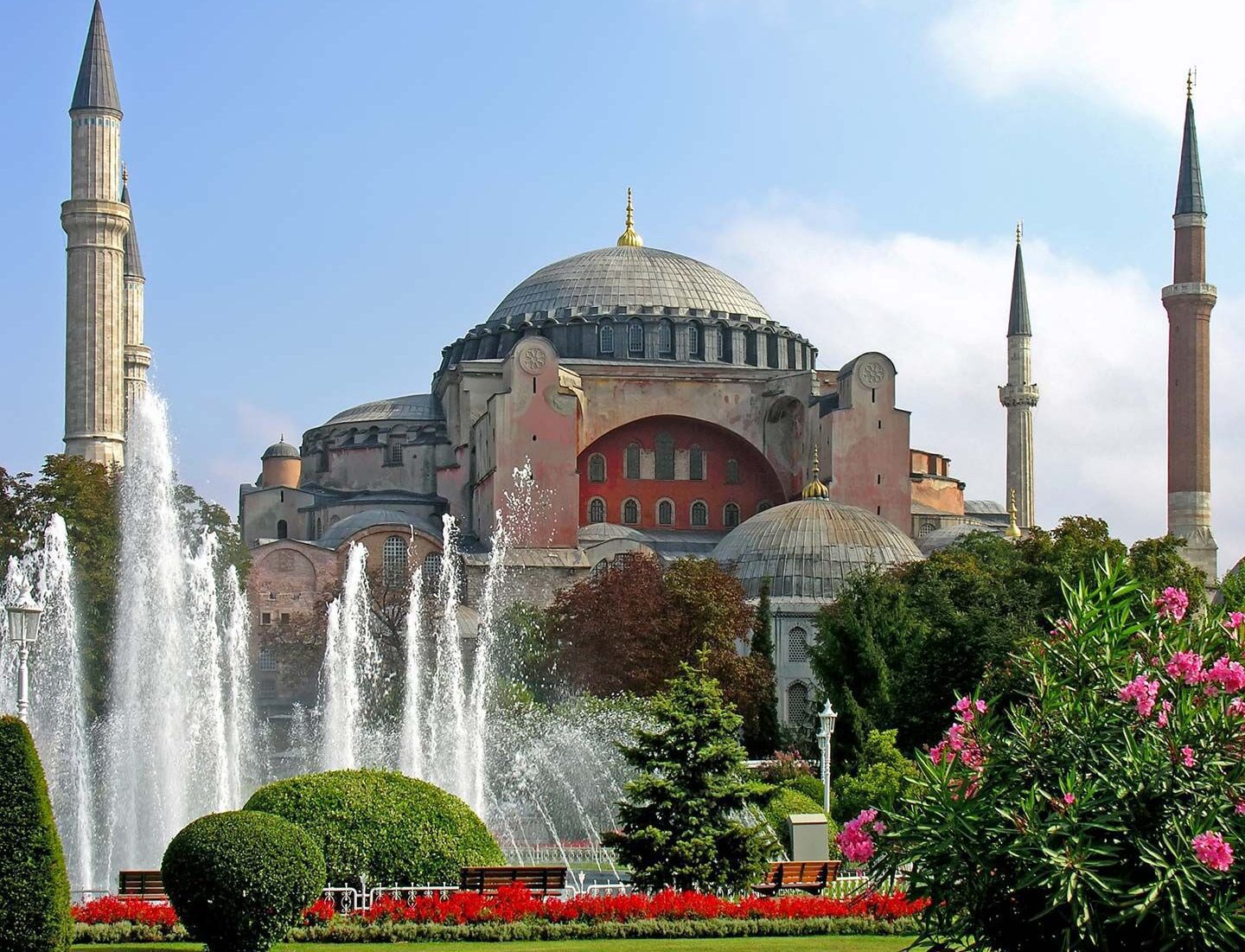 una imagen de la mezquita de santa sofia en estambul con su imponente cupula y minaretes rodeada de historia y cultura