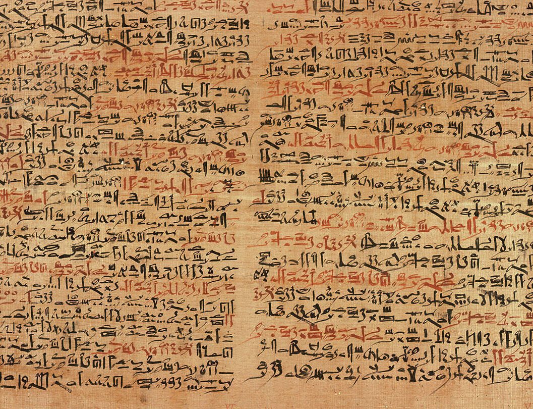 Heródoto: El padre de la historia y su legado 1 una imagen de un antiguo papiro con escritura egipcia y griega representando la fusion de culturas en la epoca de herodoto
