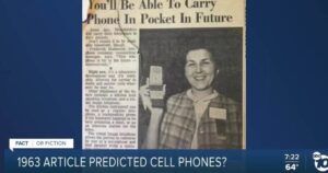Evolución de los medios de comunicación: un viaje fascinante 1 una imagen de un antiguo periodico con un telefono movil moderno al lado
