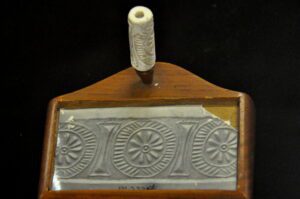 El Derecho Divino de los Reyes: origen y significado histórico-teológico 1 una imagen de un antiguo sello real con un diseno intrincado y detalles dorados scaled