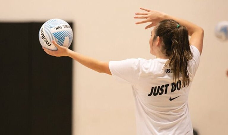 Saque de tenis en voleibol: aprende la técnica perfecta