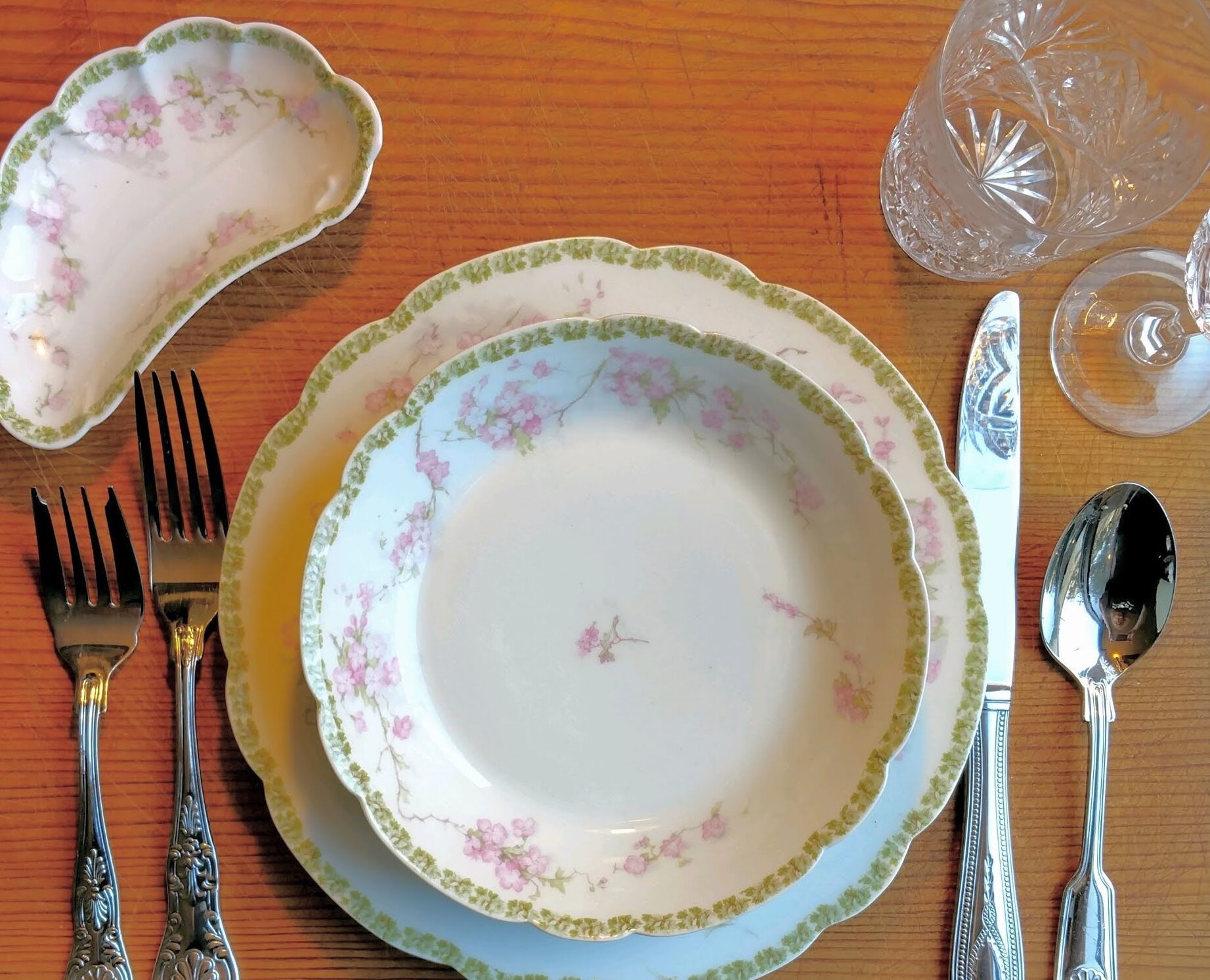 una imagen de una mesa con platos y utensilios de epoca colonial argentina