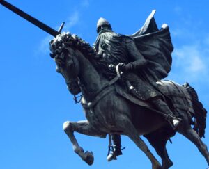 El destierro del Cid Campeador: motivos y consecuencias de su partida 1 una imagen del cid campeador montado en su caballo mirando hacia el horizonte con determinacion
