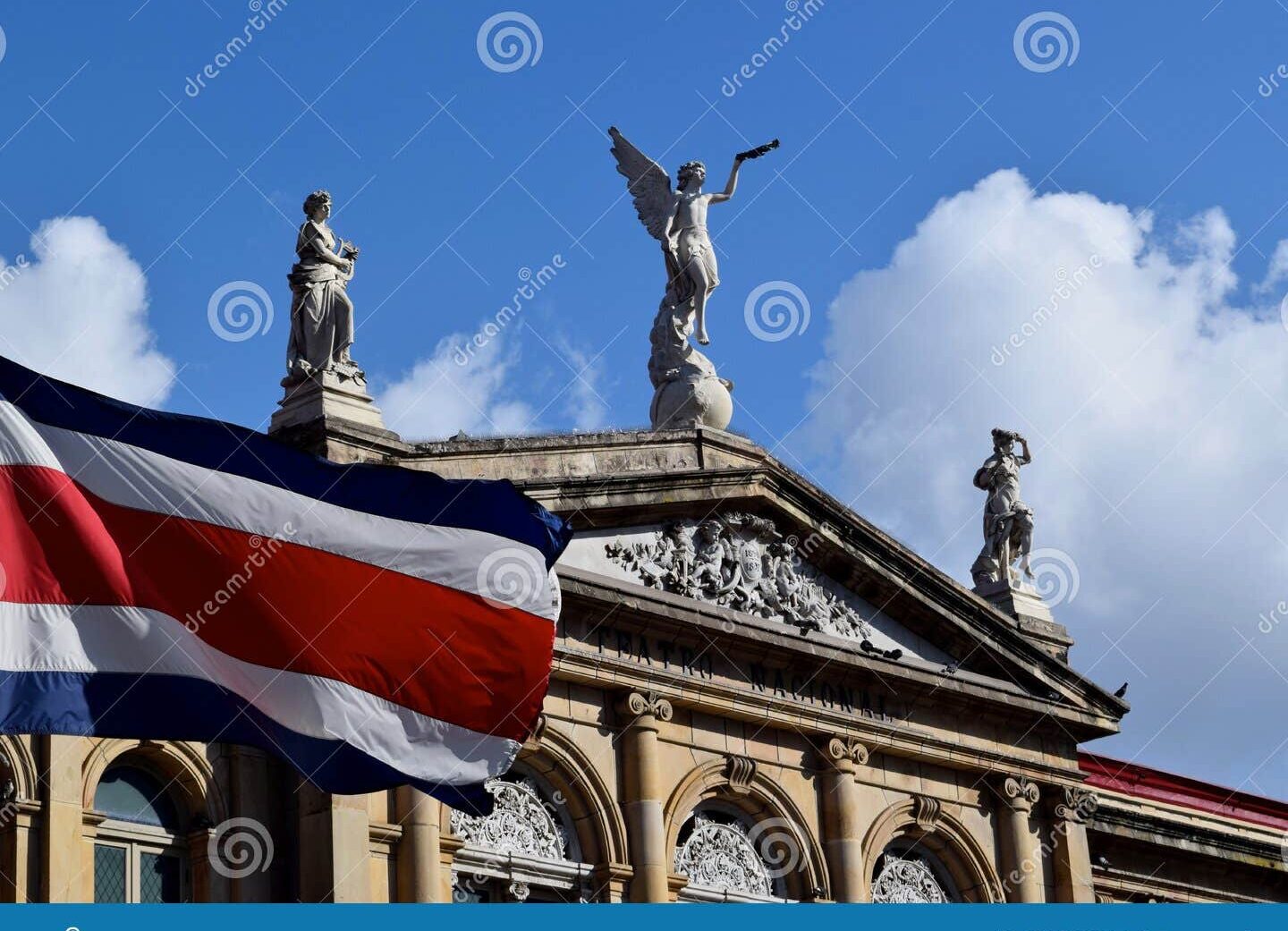 una imagen del monumento nacional de costa rica con la bandera nacional ondeando al fondo