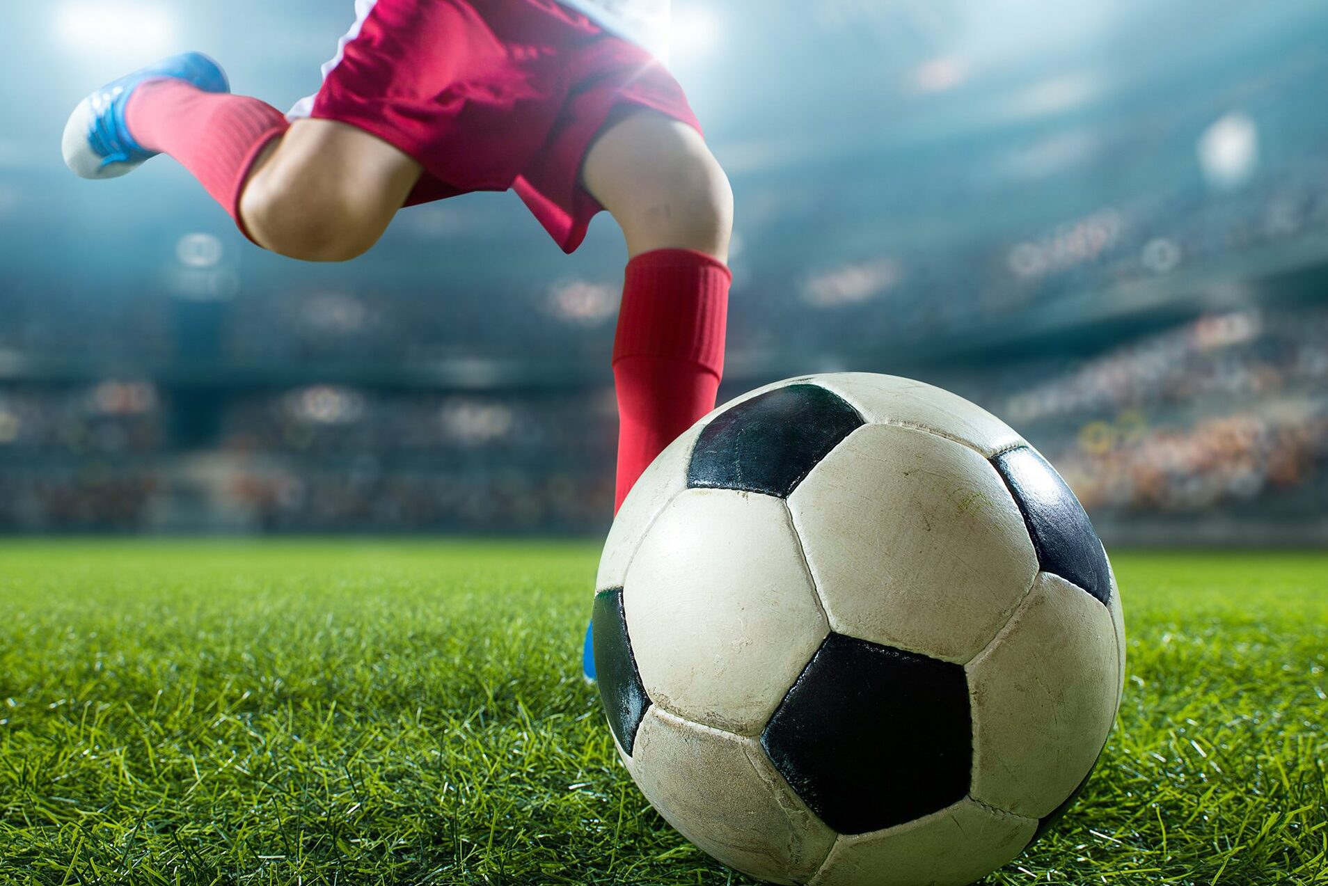 una imagen que muestra un balon de futbol antiguo junto a uno moderno