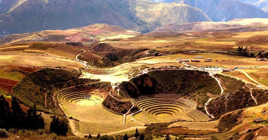 una imagen que muestre una ruina incaica rodeada de montanas