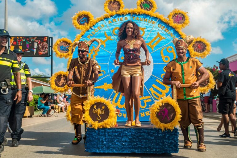Carnaval: Tradiciones y actividades llenas de color y diversión 1 una imagen vibrante de un desfile de carnaval con personas emocionadas y coloridas carrozas