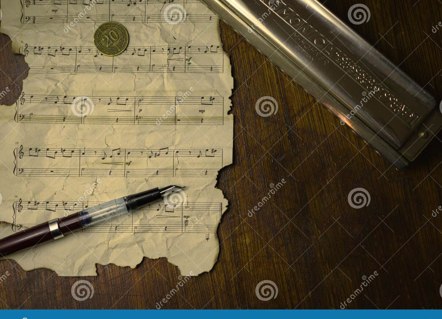 una partitura antigua con notas musicales y plumas de escribir
